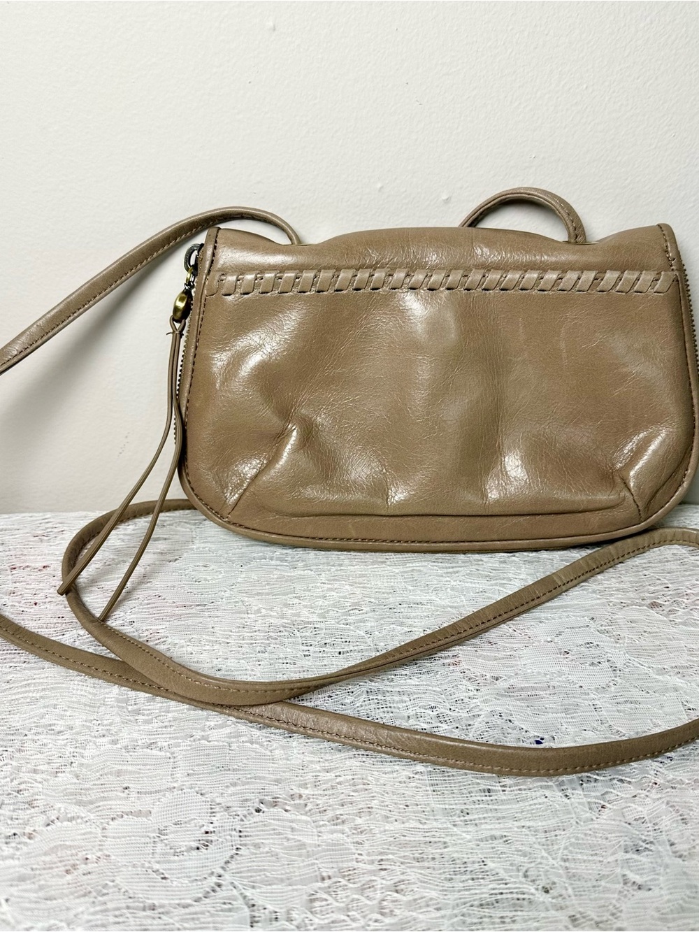 Hobo International Quill Cobblestone Leather Taupe Crossbody Purse Wallet Boho